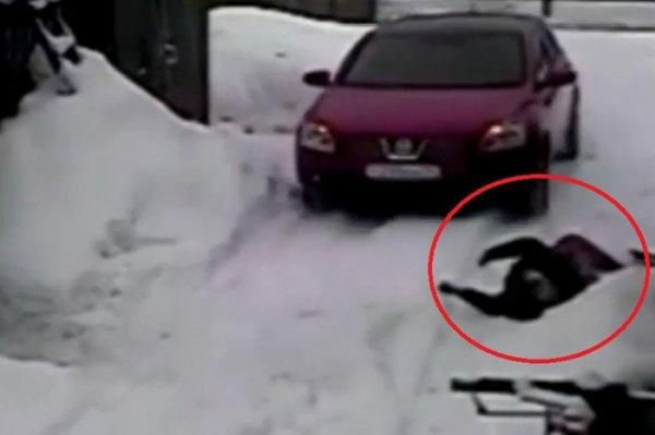 В Якутии женщина-водитель несколько раз переехала соседку из-за царапины на авто