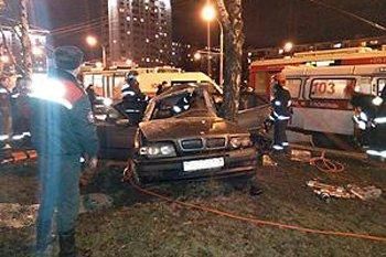 В Минске 18-летний парень на BMW врезался в дерево