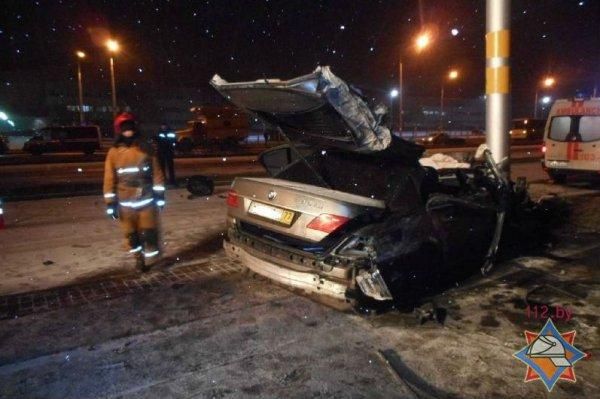 В Бобруйске BMW с транзитными российскими "номерами" врезался в столб - двоих 20-летних пассажиров увезли в больницу