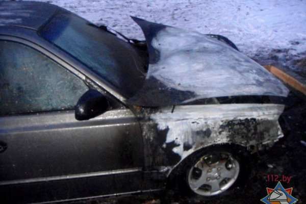 В Минске из горевшего автомобиля пожарные достали мужчину без сознания
