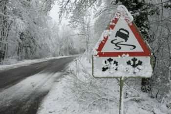 Сильный снег, метель, гололед ожидаются в ближайшие сутки: водитель, будь бдителен!