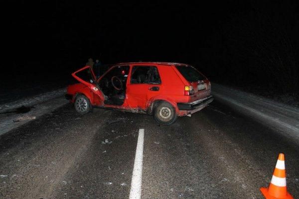 Водитель Mazda решил объехать по обочине сломавшийся Volkswagen и сбил его водител