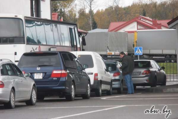Два автомобиля "излишне самоуверенных" россиян были задержаны в один день в пункте пропуска "Брест"
