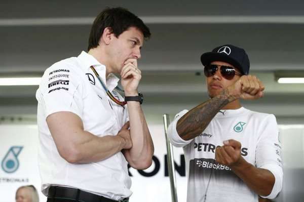 F1. Хэмилтон требует от Mercedes прибавки к зарплате. Mercedes угрожает ему заменой на Алонсо