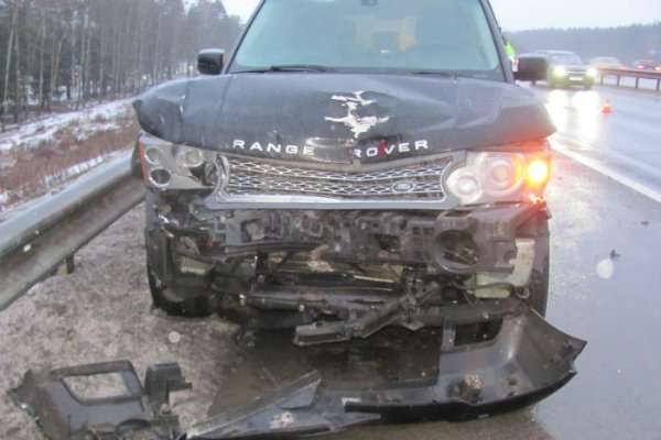 Возле Боровлян пьяный водитель Range Rover въехал в попутный Volkswagen Sharan и ударился в ограждение