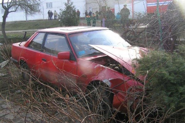 В Несвиже Mazda ударилась в ограждение дома - 26-летний водитель погиб