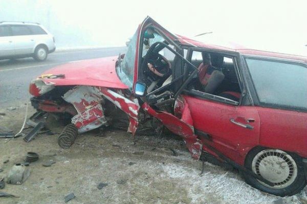 В условиях тумана Audi пошел на обгон и столкнулся со встречным ВАЗом - пострадали оба водителя и пассажирка