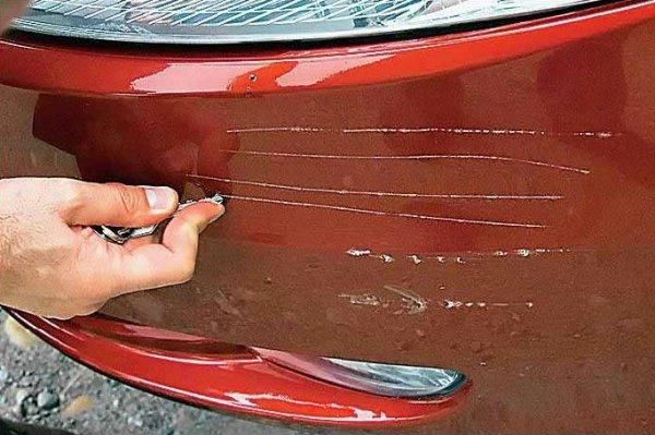 В Березовке неизвестные на территории СТО повредили ЛКП Audi A6, написав металлическим предметом на кузове оскорбительные надписи