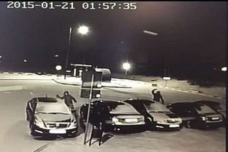 Видеофакт. Злоумышленники забросали камнями четыре новые машины службы такси на АЗС в Барановичах