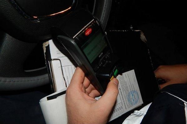 Фотофакт. Все больше патрульных автомобилей ГАИ оснащаются терминалами для оплаты штрафов банковской карточкой