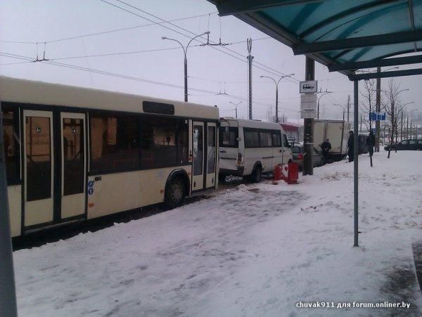 В Минске автобус "собрал" перед собой три автомобиля