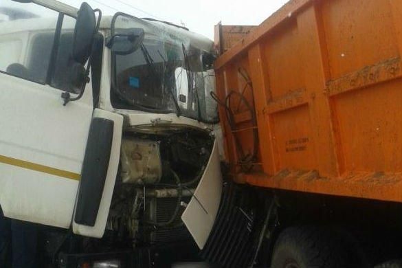 В Дзержинском районе столкнулись два грузовика, одного из водителей зажало в кабине