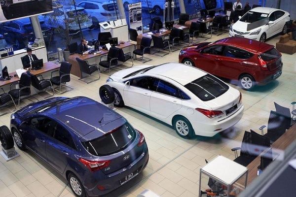 В России продажи новых авто упали на 30-45%, зато ожил интерес к "вторичке"