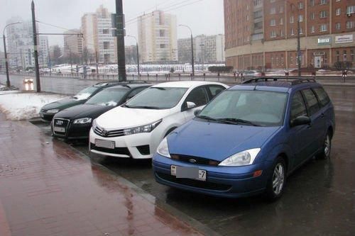 В Минске неизвестный изрезал у четырех автомобилей по колесу. У всех - заднее левое