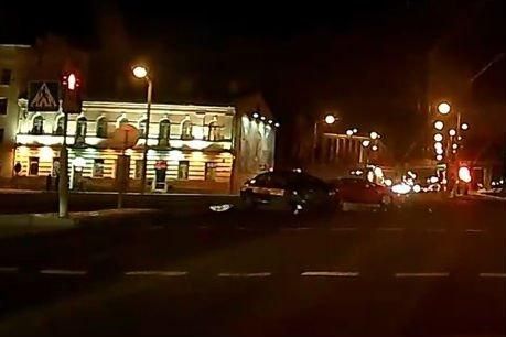 Видеофакт. Очевидец: девушка протаранила автомобиль-такси в центре Минска