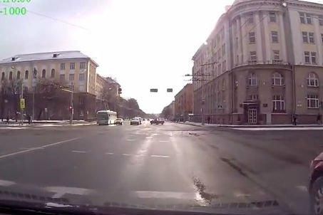 Видеофакт. Водитель "жигулей" совершает странные маневры на оживленной улице в Минске