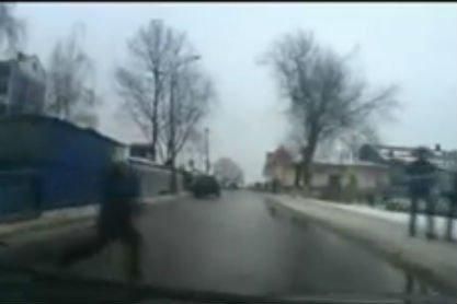 Видеофакт: ребенок выскочил на дорогу, до трагедии оставалось меньше секунды