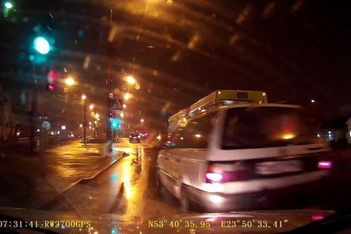 Водитель передал в ГАИ видео, как его "подрезали". Госавтоинспекция обещает наказать нарушителя