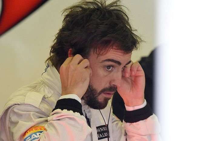 F1. Алонсо угодил в госпиталь после странной аварии на тестах в Барселоне