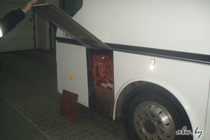 Водитель польского туристического автобуса пытался провезти в Беларусь более 350 килограммов копченого мяса