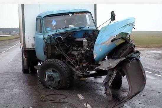 На Мозырщине ГАЗ-53 не успел проскочить и столкнулся грузовиком MAN