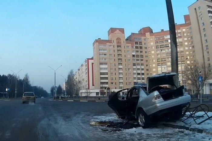 В Солигорске Mercedes-Benz ударился в столб и загорелся - водитель скрылся, пострадал пассажир