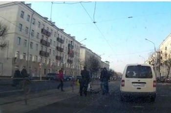 Видеофакт. В Минске водитель, ехавший на "красный", сбил велосипедиста