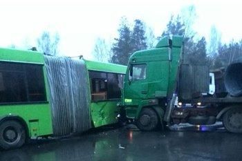 В Жлобине грузовик врезался в автобус с пассажирами - есть пострадавшие