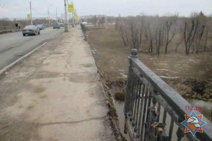 В Могилеве обрушилось 13 метров ограждения автомобильного моста через Днепр