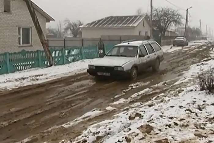 Госпошлина есть - дорог нет. Белорусы все чаще жалуются чиновникам на плохие дороги
