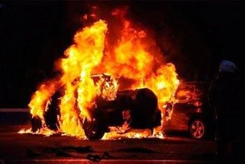 В Гомельском районе компания угнала и подожгла автомобиль, бросив его прямо на дороге