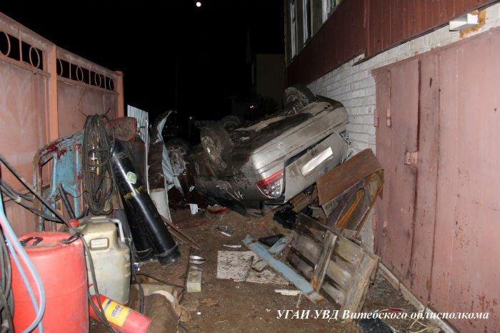 В Витебске Mercedes-Benz ударился в забор, деревья и дом - погибли двое молодых людей, третий травмирован