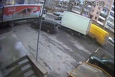 Переполох на парковке в Мозыре: сорвавшийся с места микроавтобус бил все на своем пути