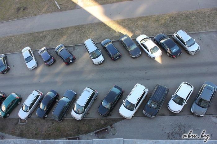 Больше 10 миллионов за место у дома: гродненским автолюбителям предлагают "сбрасываться" на парковки