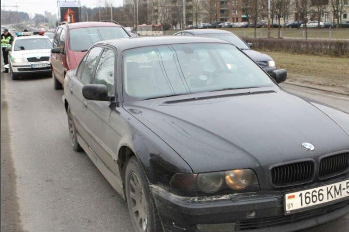 Литовское СМИ: в Вильнюсе очевидцы блокировали наглого водителя BMW из Беларуси (видео)
