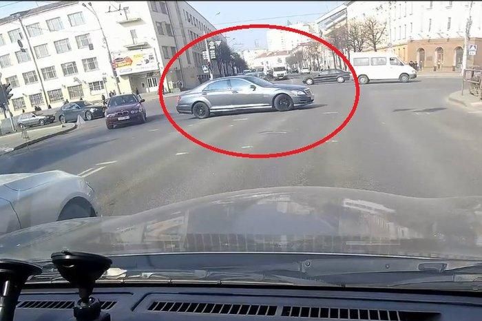 Mercedes S63 AMG против патрульной Lada: торжество справедливости