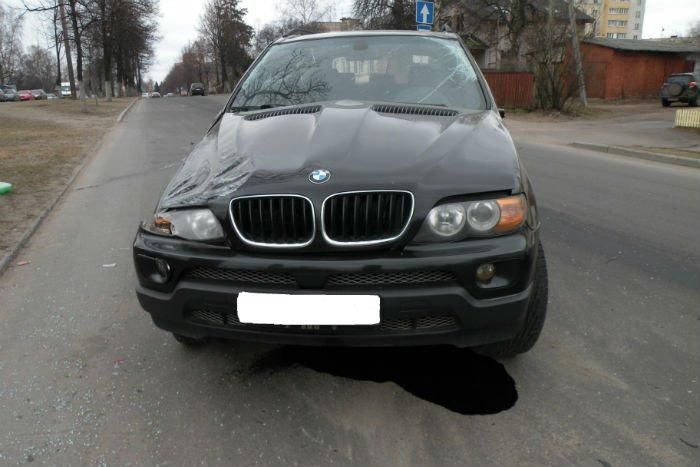 В Борисове водитель BMW X5  пыталась проехать перекресток на красный свет и столкнулась с Audi, после чего BMW перевернулся