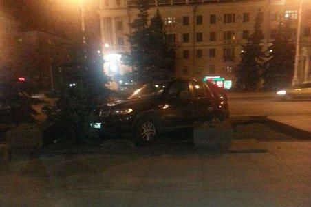 Водитель на арендованном BMW X5 вылетел на площадь Победы и врезался в мемориальный знак