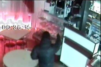 Видеофакт. Продавец придорожного кафе в Солигорском районе не испугалась пистолета грабителя - вор ретировался
