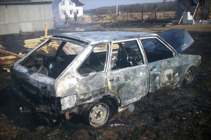 В Лидском районе жгли сухую траву - сгорел автомобиль