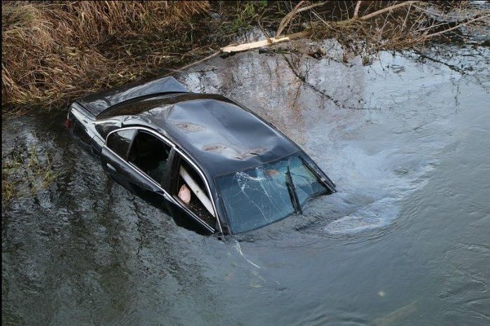 В Гродненской области BMW вылетел в реку: водитель выплыл, пассажира зажало
