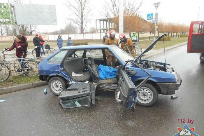 В Бобруйске на перекрестке столкнулись ВАЗ-2109 и Volkswagen Sharan - в "девятке" пострадала женщина