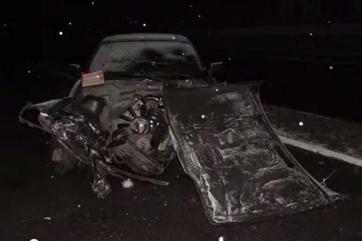 В Мозыре пьяный водитель BMW врезался в бетонную стену - у 19-летней пассажирки травма головы