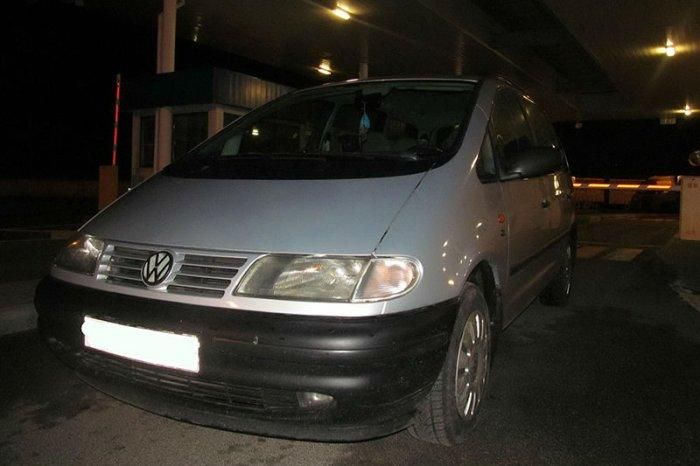 VW Sharan ввозили из Литвы "под документы" на автомобиль, побывавший в ДТП. Транспортное средство арестовано