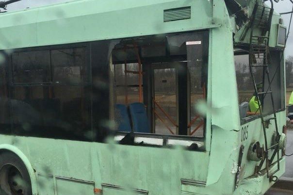 Фотофакт. В Могилеве автобус "догнал" троллейбус. Очевидцы: на пассажирку высыпалось стекло (обновлено)