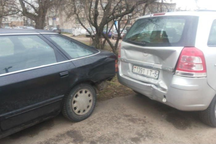Мужчина, который раз в год попадает в ДТП, не изменил себе и сейчас: выпивал в машине, а затем разбил припаркованный Opel
