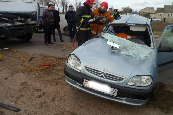 В Копыле Citroёn при выезде на главную дорогу столкнулся с МАЗом - погибла мать женщины-водителя