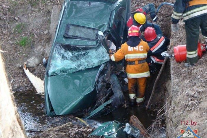 В Брестском районе Nissan упал в мелиоративный канал - водитель в реанимации