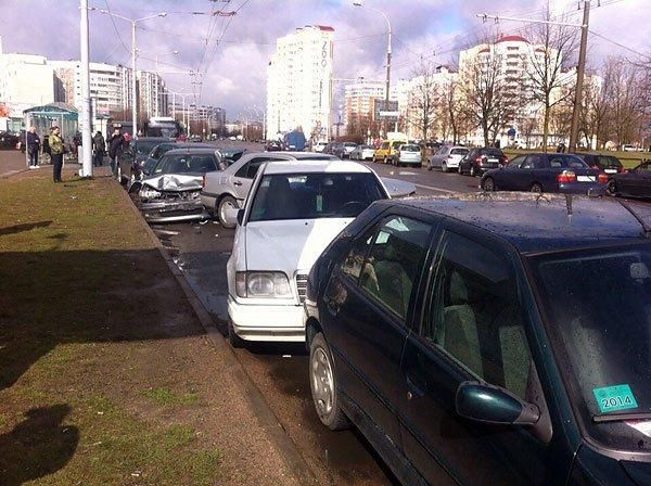 В Минске водитель Lexus потерял сознание и разбил пять припаркованных автомобилей