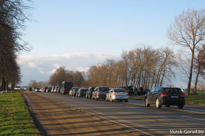 На слуцкой трассе автомобильный затор 21 апреля растянулся на 20 километров